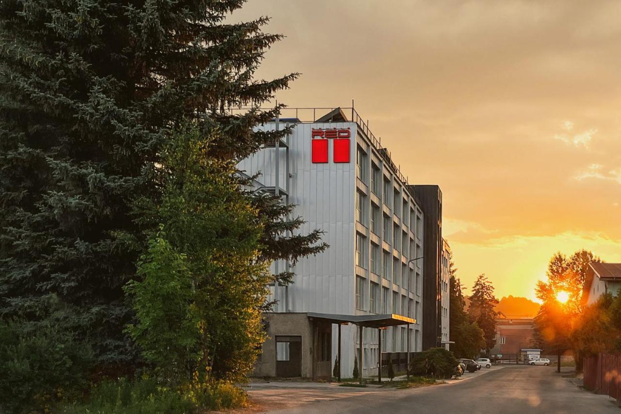 Hotel Double Red Cars Museum Брезно Экстерьер фото