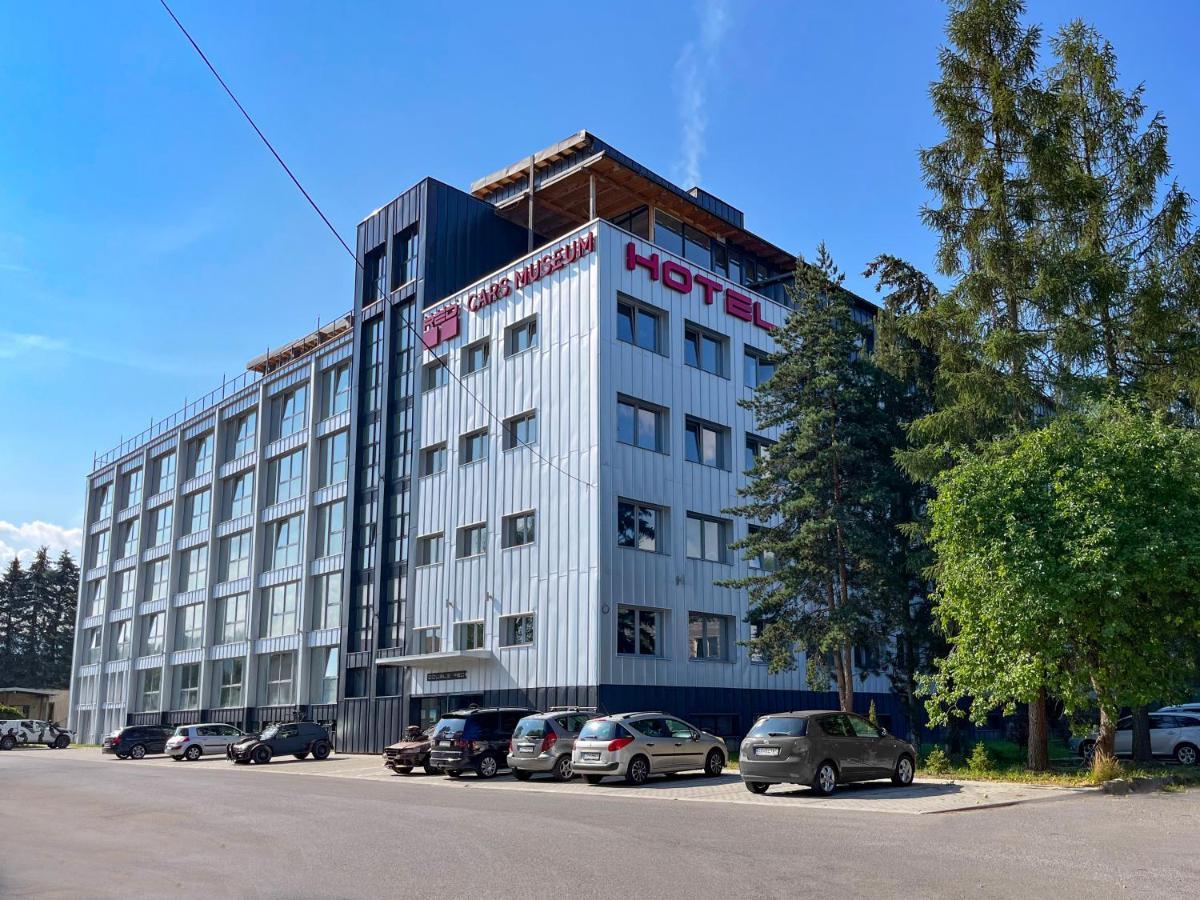 Hotel Double Red Cars Museum Брезно Экстерьер фото